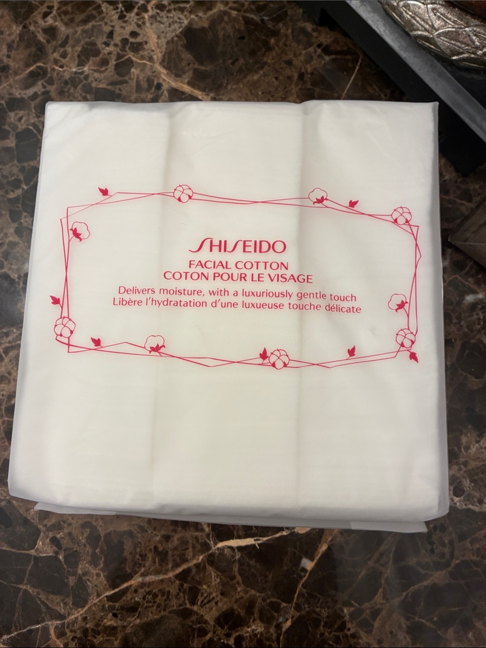 SHISEIDO Facial Cotton ~ NWT
Delivers moisture with a gentle touch